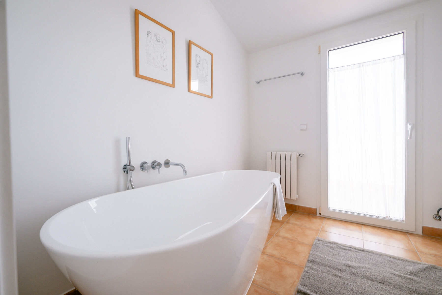 Baño con bañera exenta