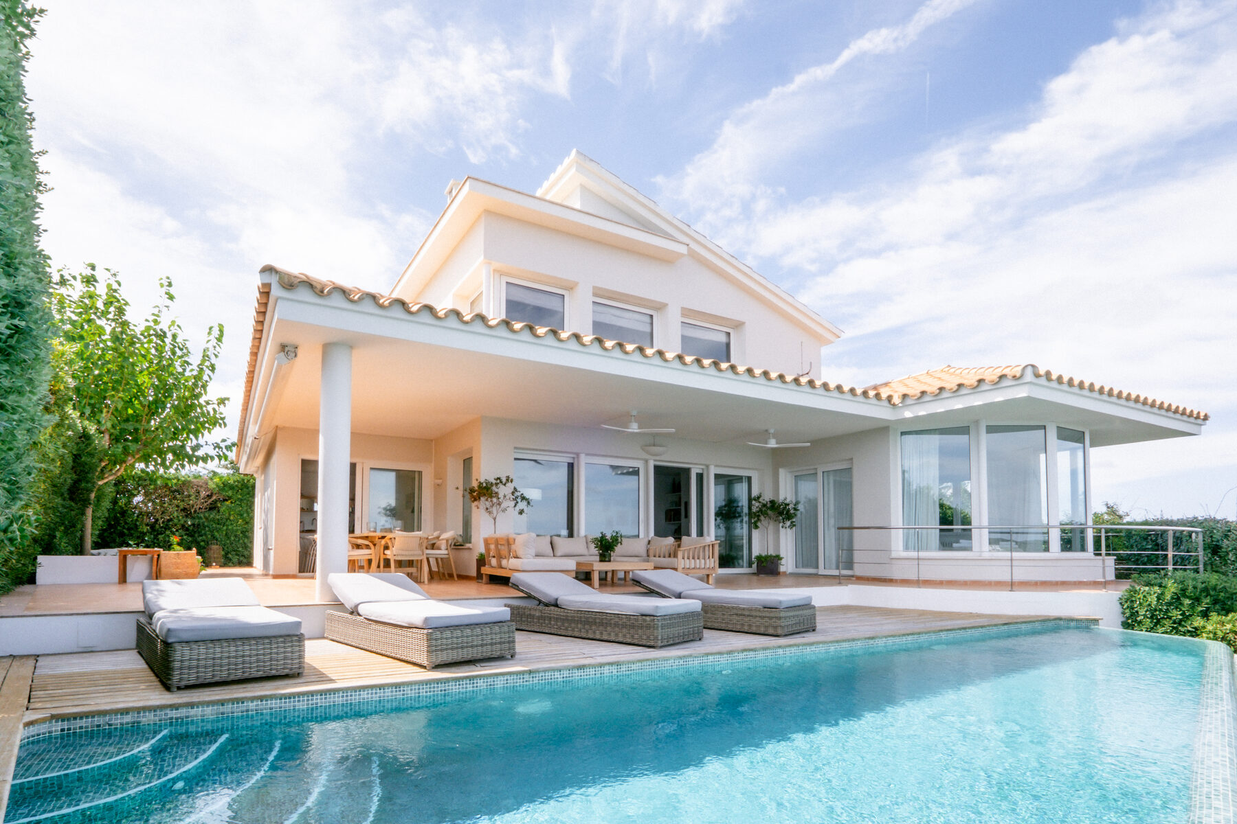 Casa Bárbara y la piscina infinity desde el jardín