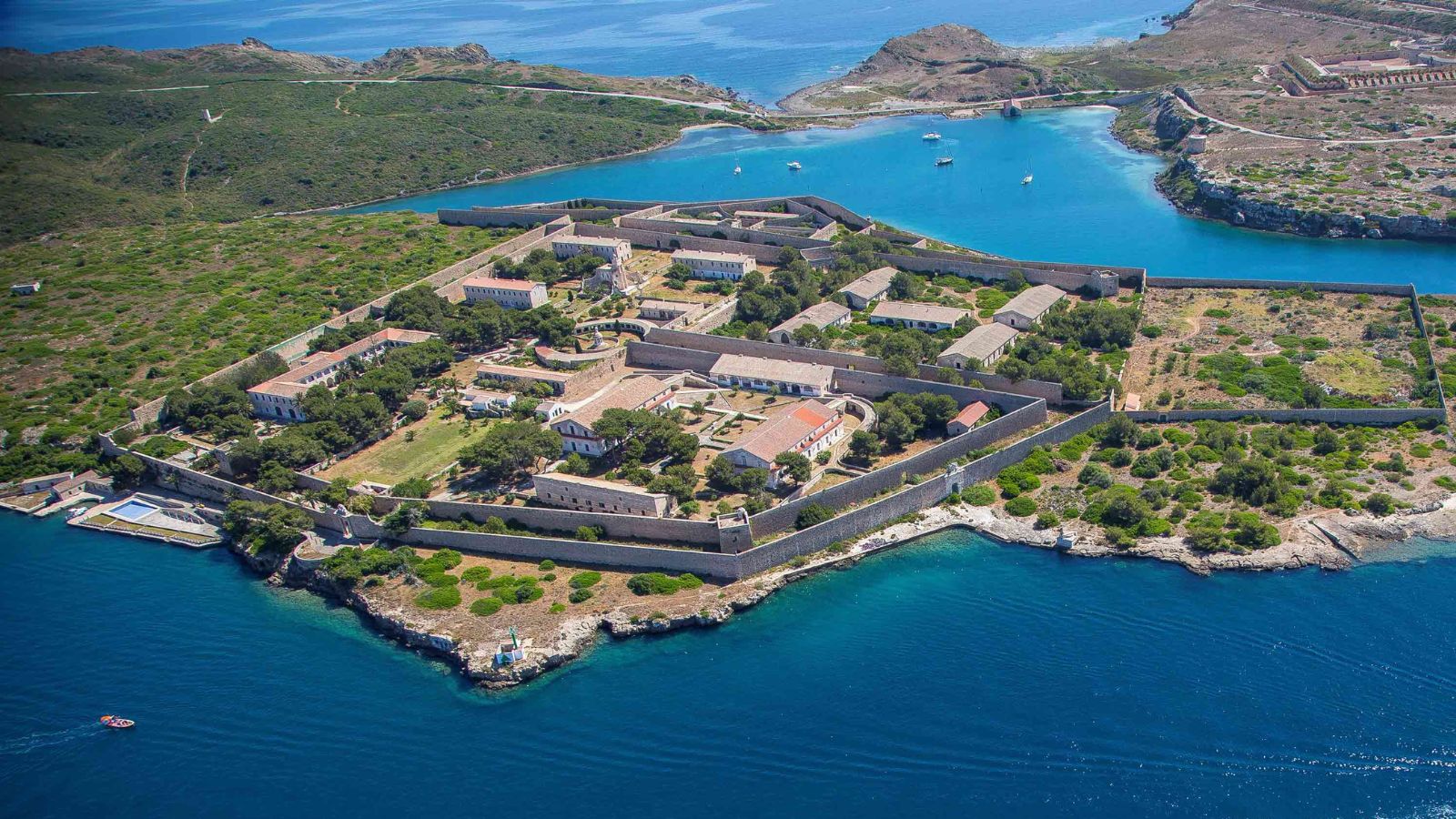 Isla del Lazareto en el puerto de Mahón