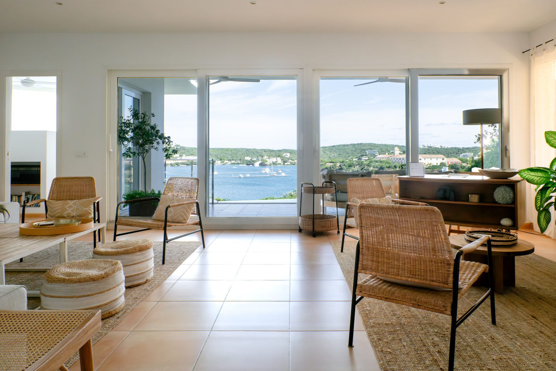 Salón con vistas al puerto